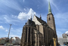 Plzeňské dvorky se blíží. Dvorek krajského úřadu rození základní školy umění