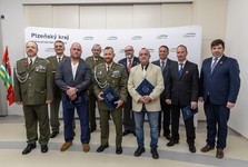 Váleční veteráni v Plzni převzali ocenění. U příležitosti Dne válečných veteránů bylo oceněno 11 vojáků